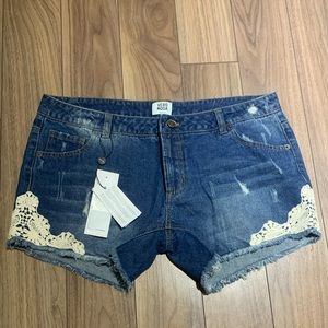 Vero Moda Jean shorts with lace